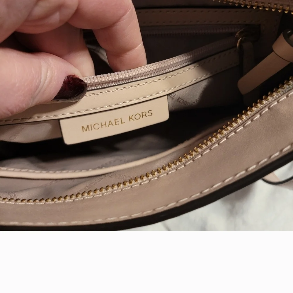 Michael Kors Leather Shoulder Bag.Read Post